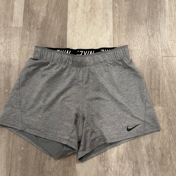 womens nike pros - Picture 2 of 3